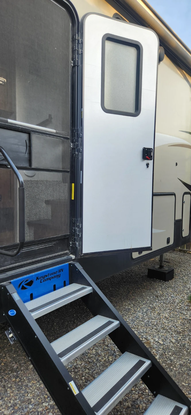 Keystone Cougar Fifth Wheel RV - photo 2