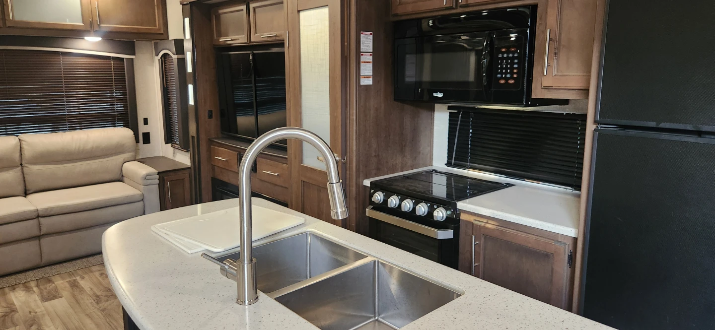 Keystone Cougar Fifth Wheel RV - photo 4