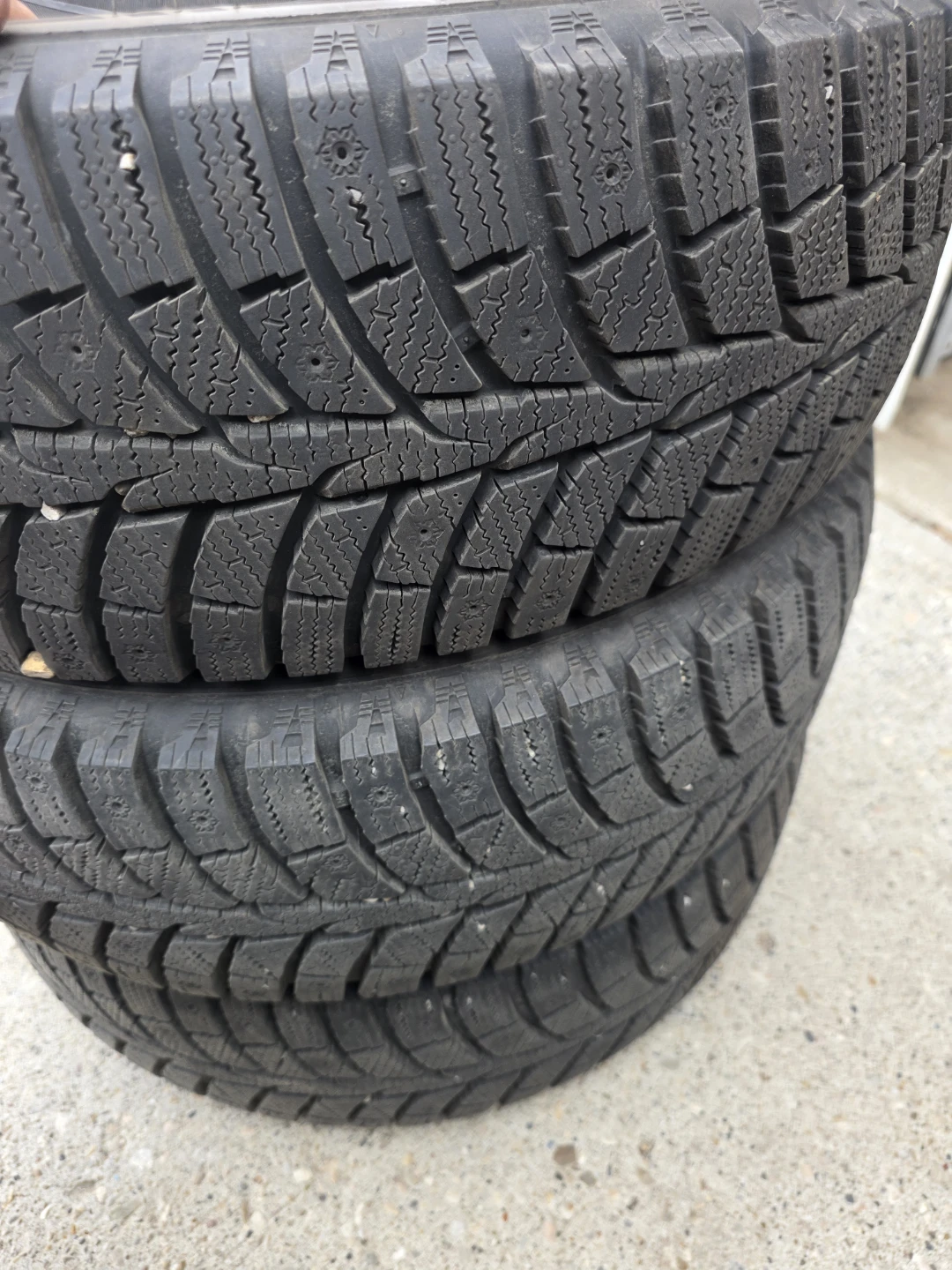 Laufenn 215/65R16 Winter Tires - photo 4