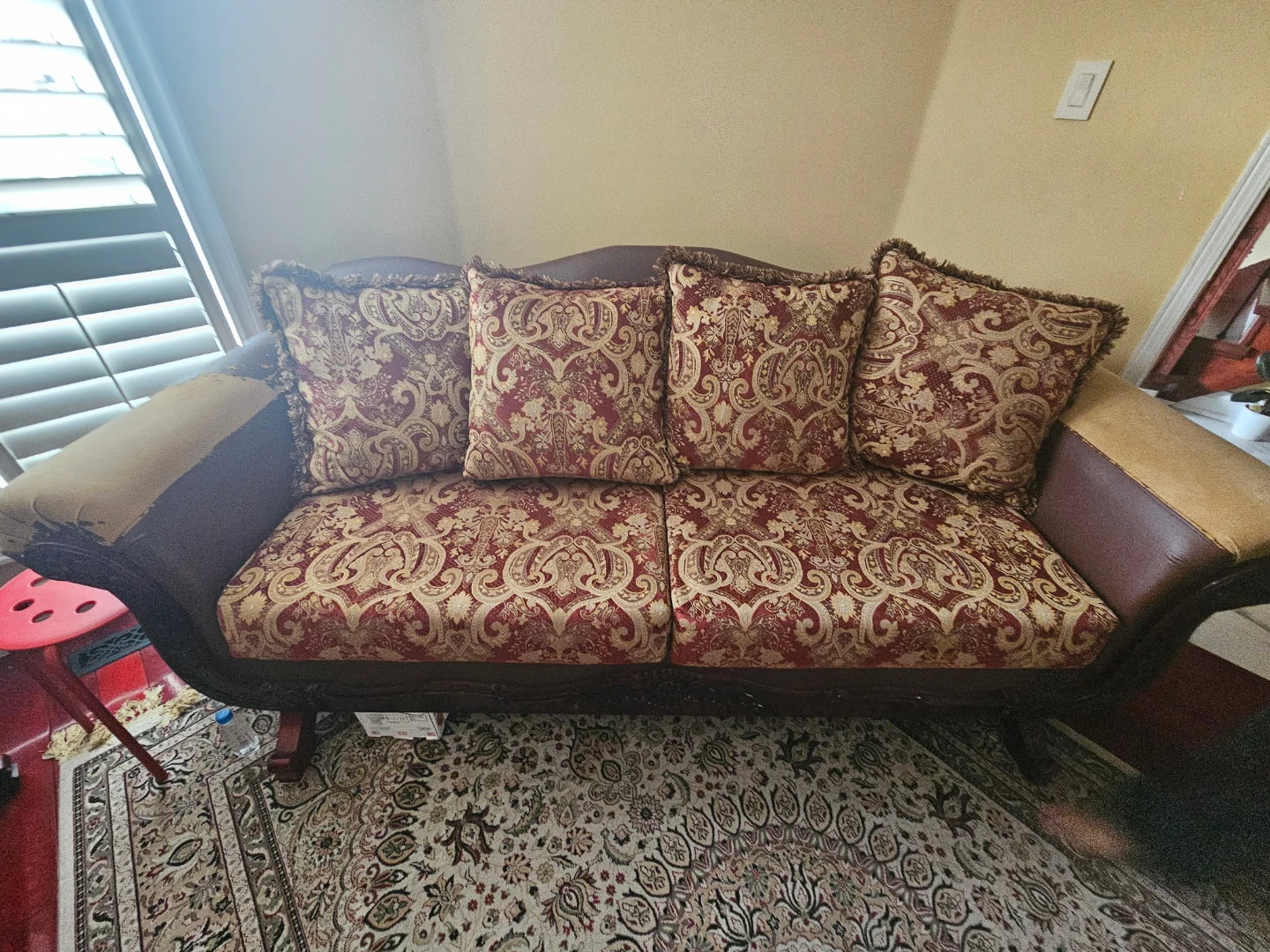 Elegant Sofa with Decorative Pillows - photo 3