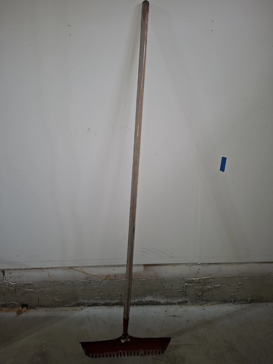 Red Metal Rake with Wooden Handle - photo 4