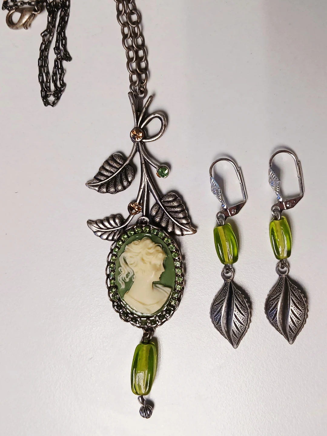Cameo necklace and earrings set with green beads - photo 2