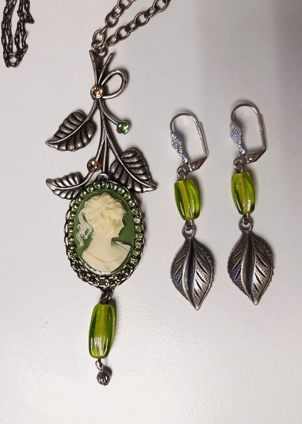 Cameo necklace and earrings set with green beads - photo 5