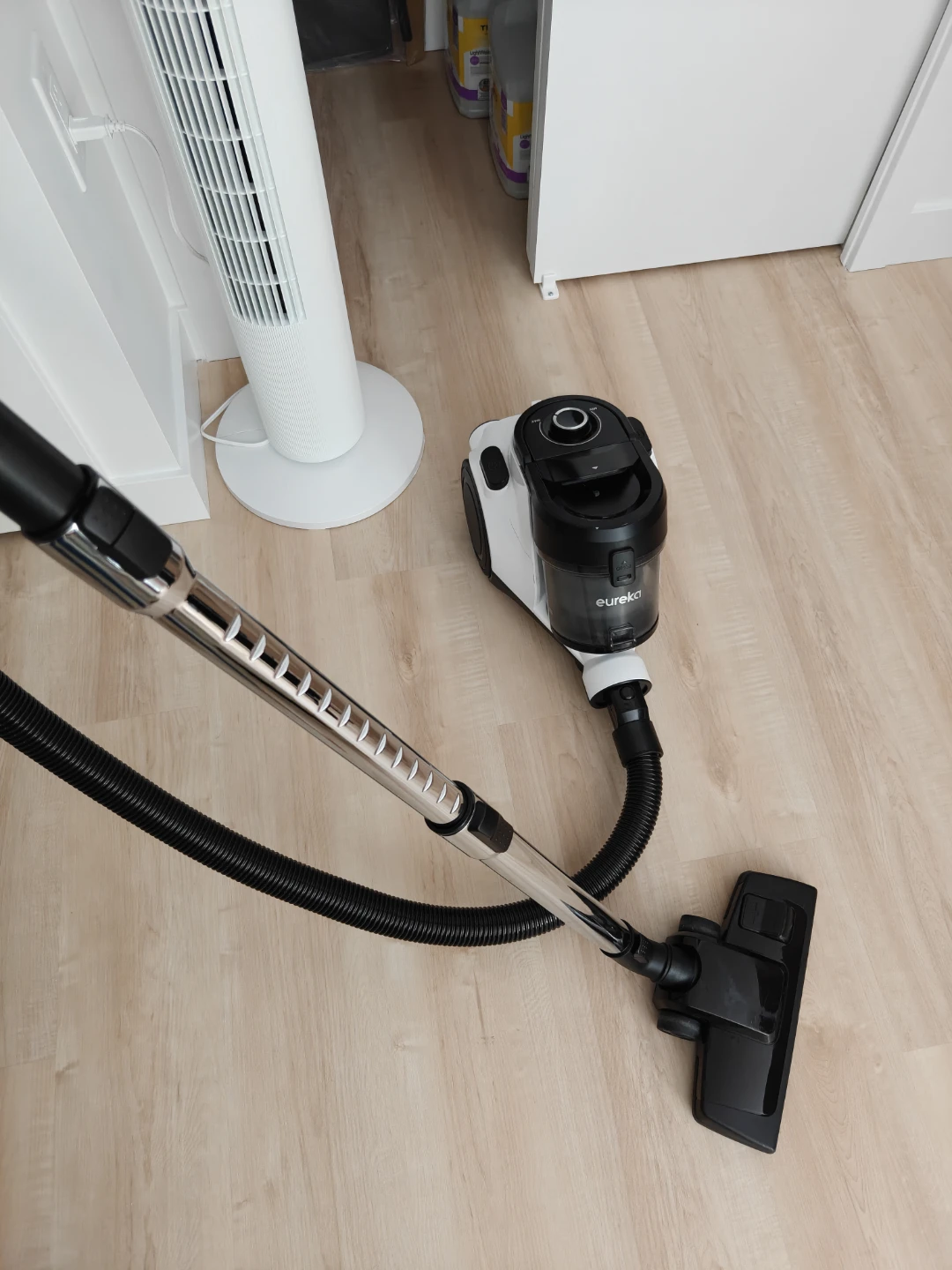Eureka Vacuum Cleaner - photo 2