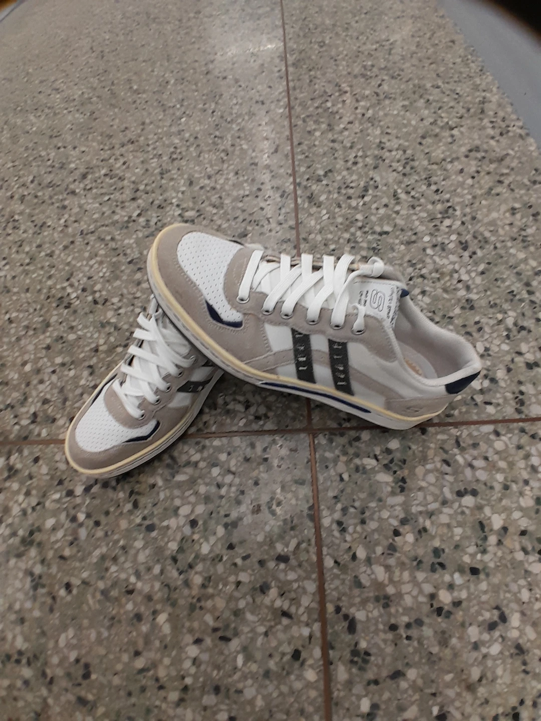 Skechers White & Grey Sneakers Men's Size 9.5 - photo 2
