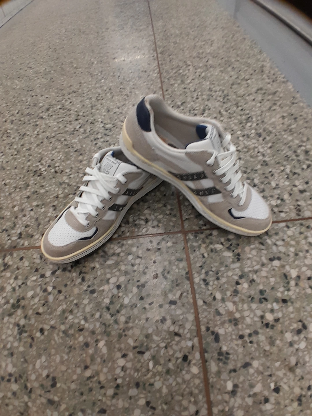 Skechers White & Grey Sneakers Men's Size 9.5 - photo 3