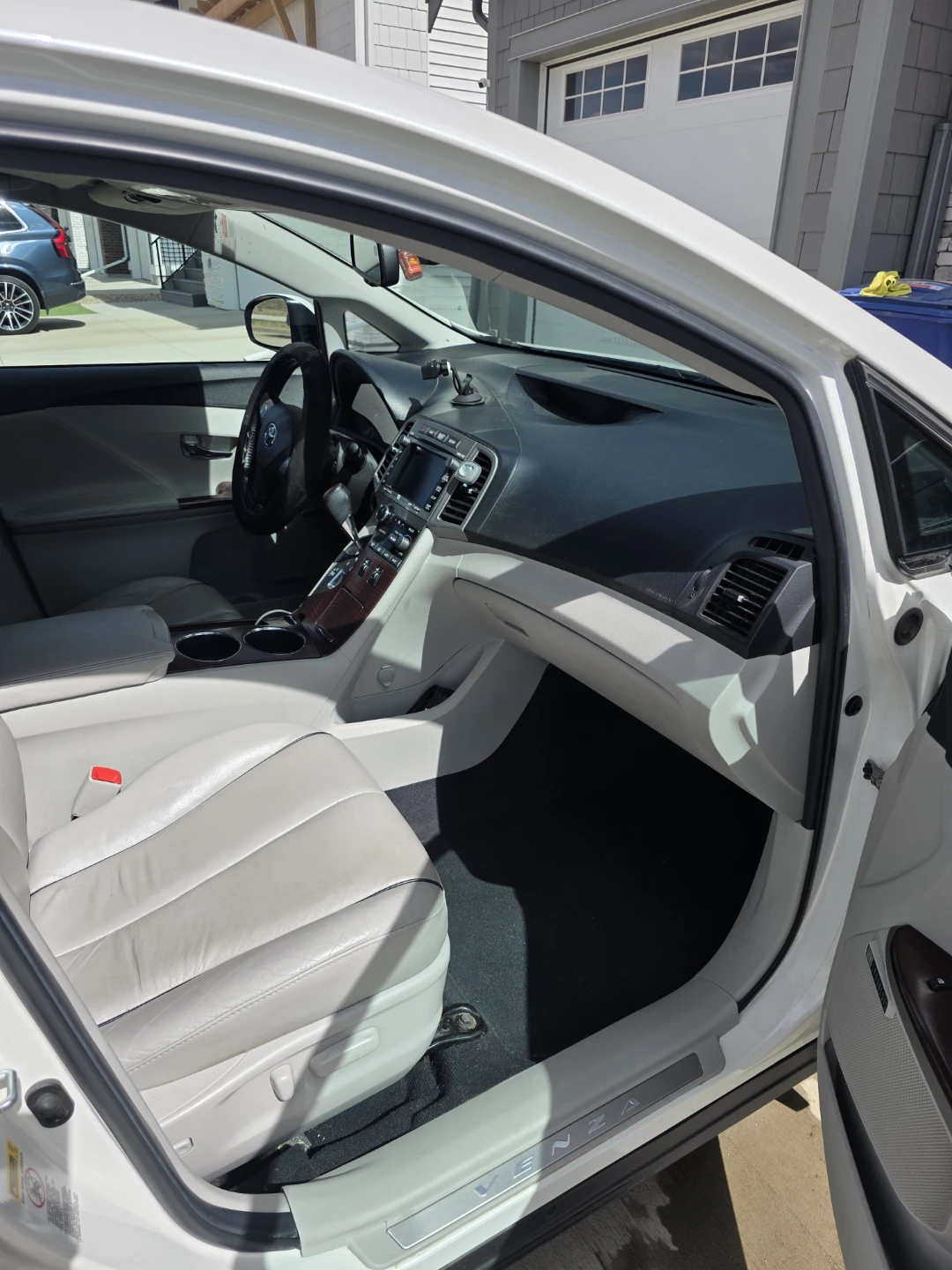 White Toyota Venza Wagon - photo 5