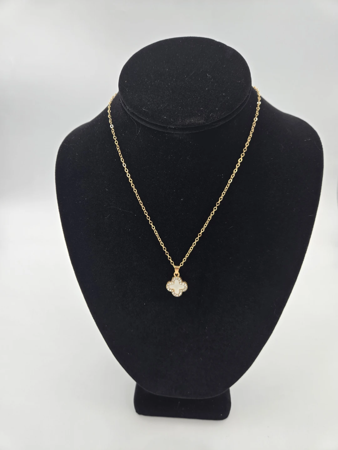La.inated Gold Clover Pendant Necklace