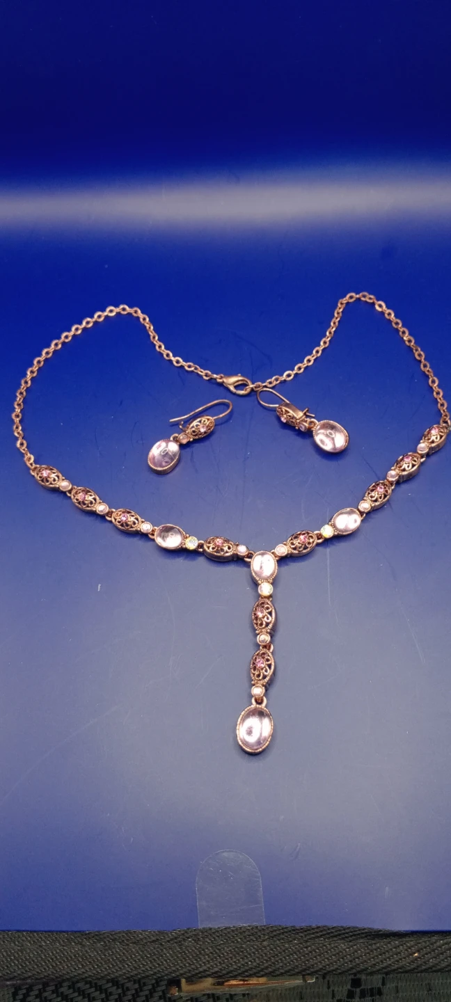 Avon 💃Jewellery Set - Necklace and Earrings