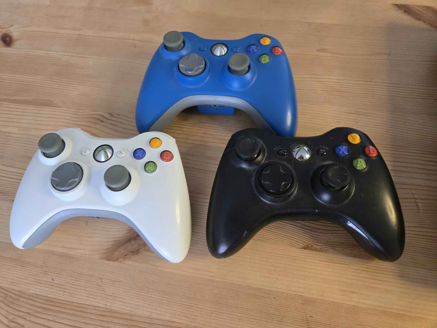 Title Xbox 360 Console – 3 Controllers – Fully Working - photo 2