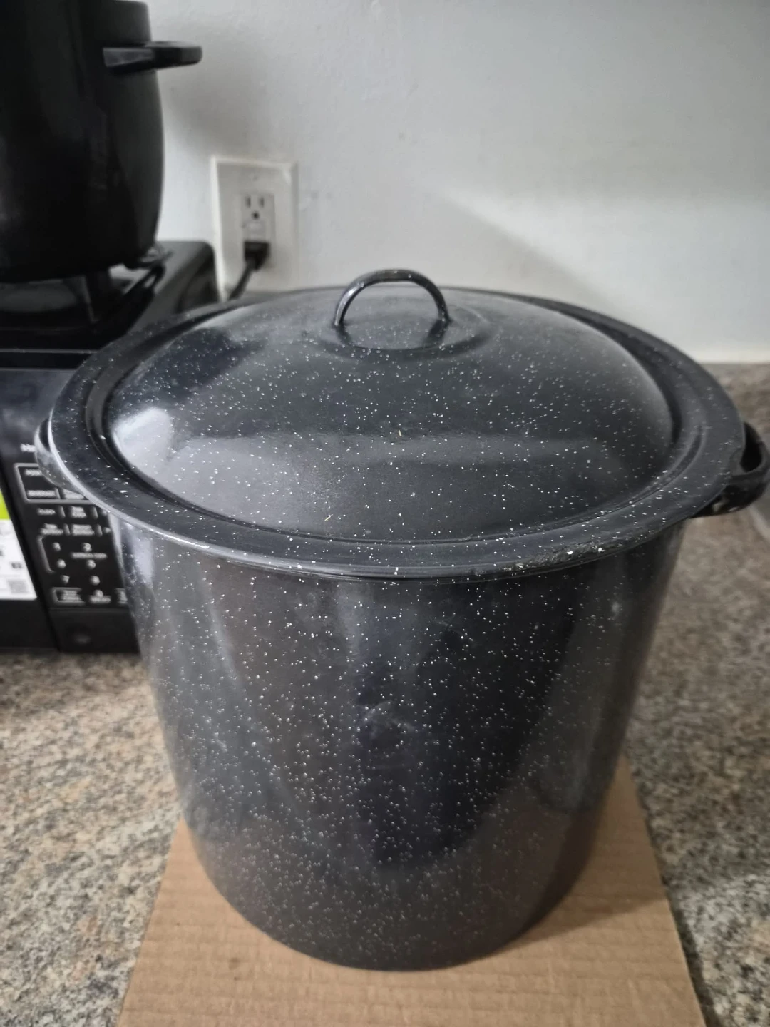 Large speckled enamel pot with lid - photo 3