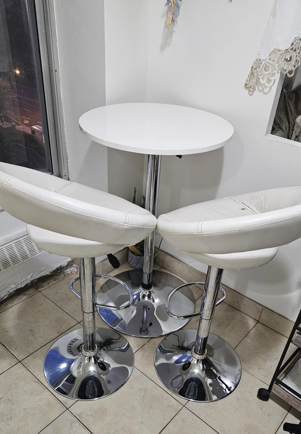 White Bar Table with 2 Adjustable Stools - photo 3