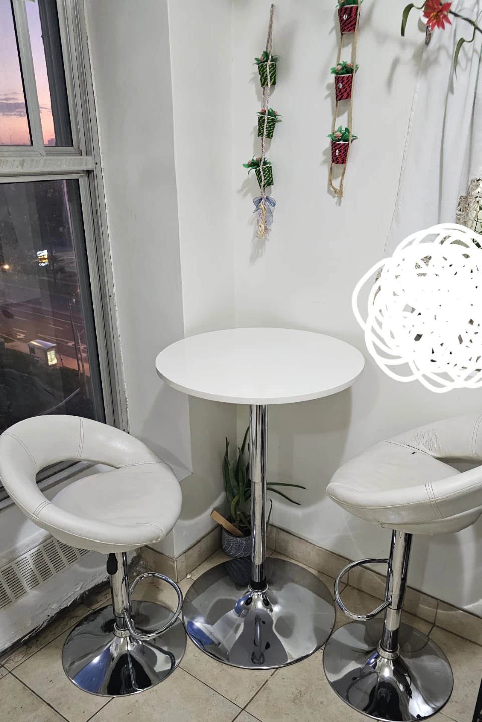 White Bar Table with 2 Adjustable Stools - photo 4