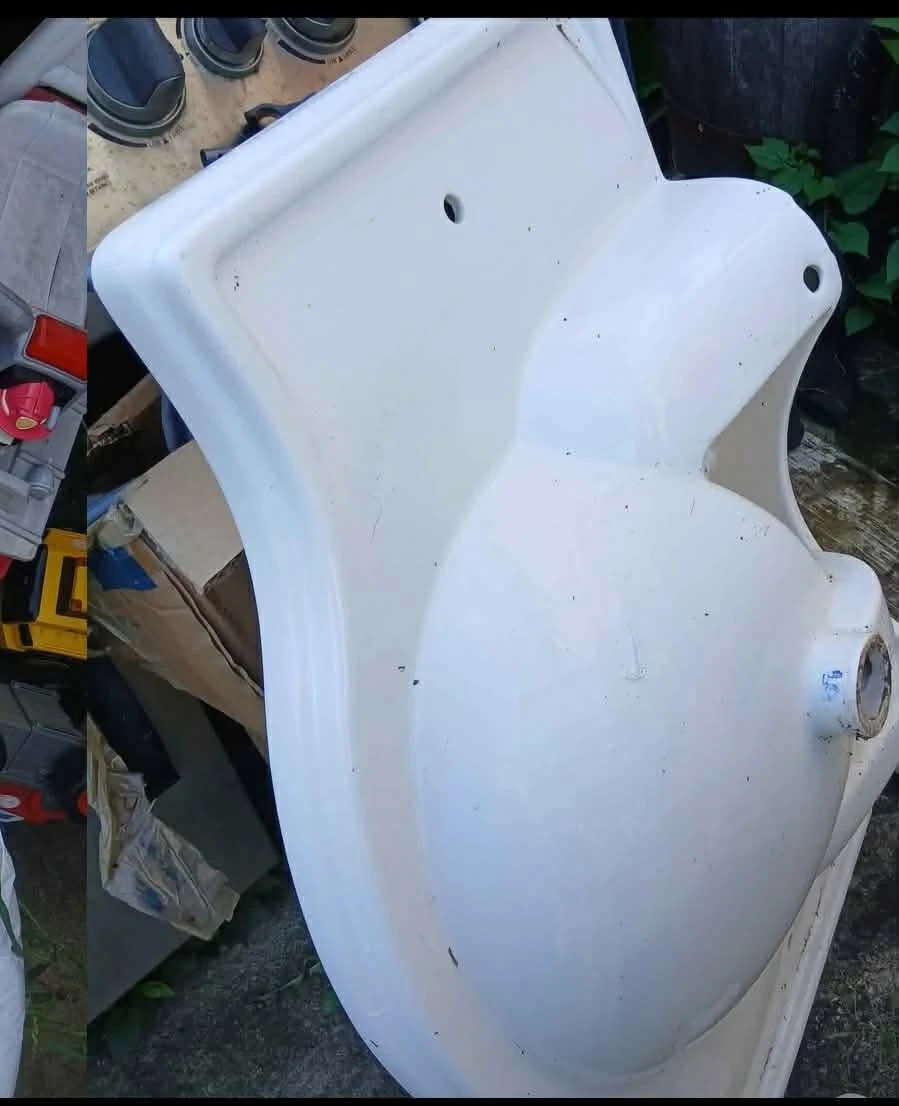 ⚽️ Used White Corner washroom Sink