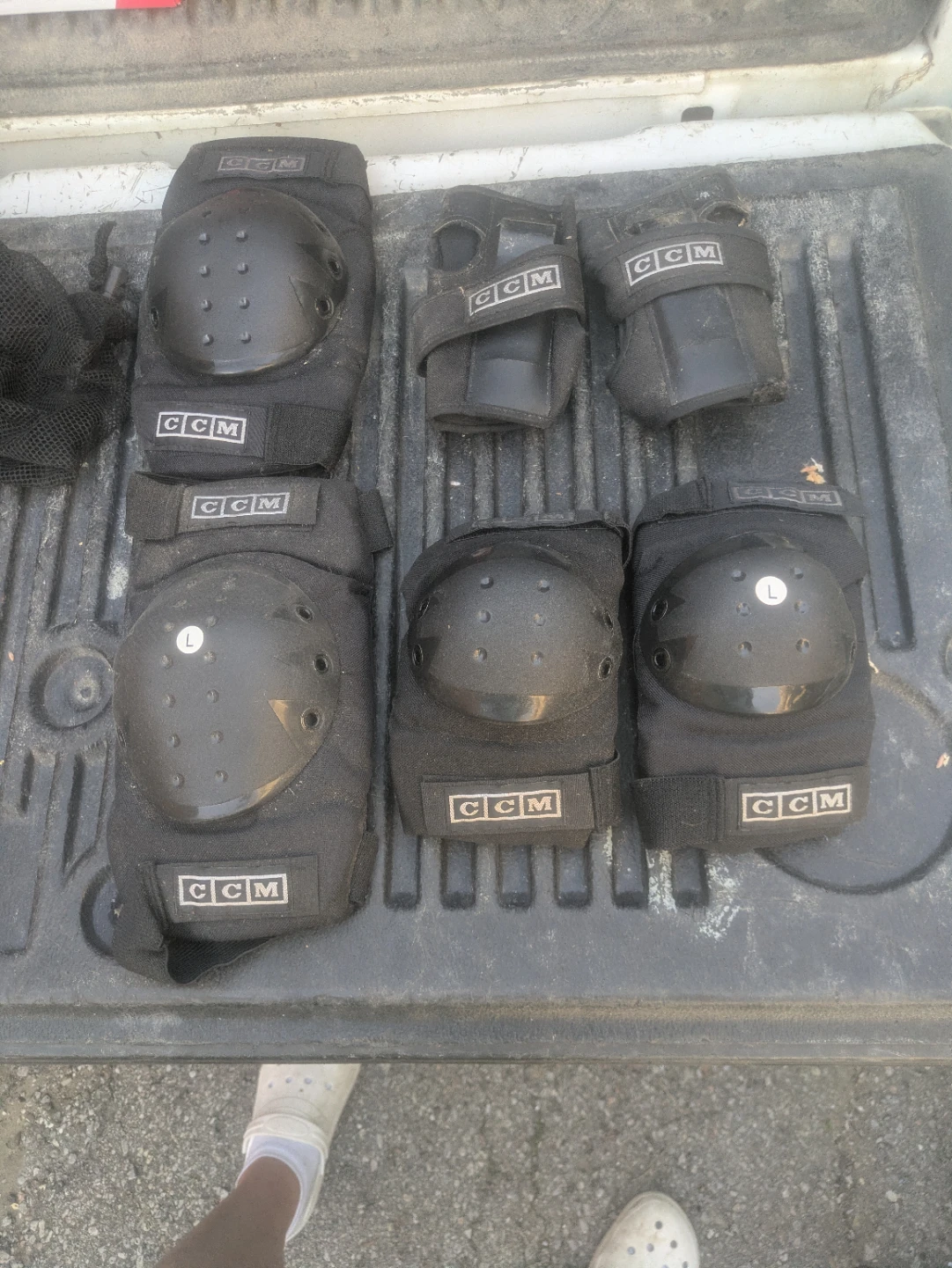 Inline Skates and CCM Protective Gear - photo 2