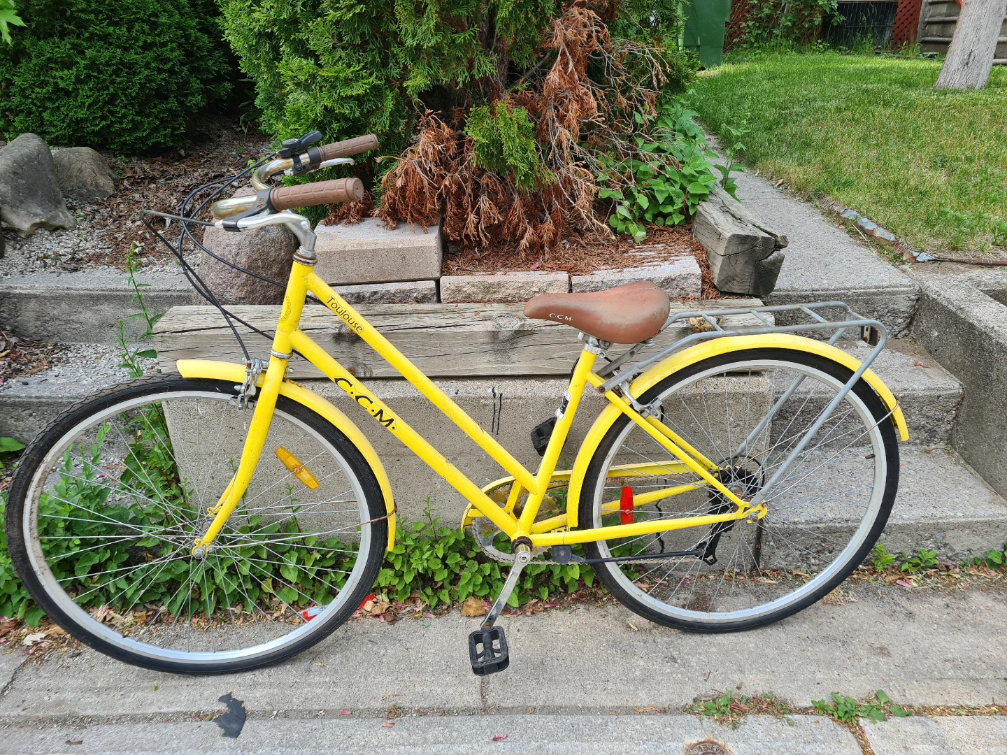 CCM Toulouse hybrid Yellow Bicycle