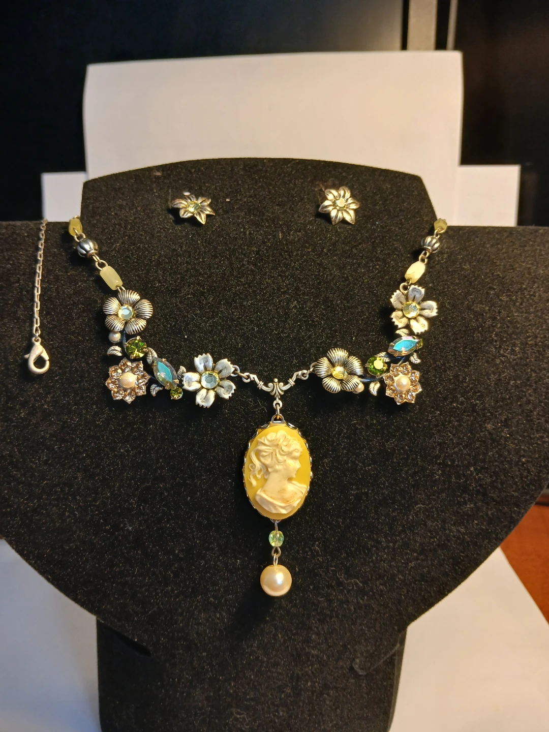 Cameo Necklace and Earrings Set - photo 4