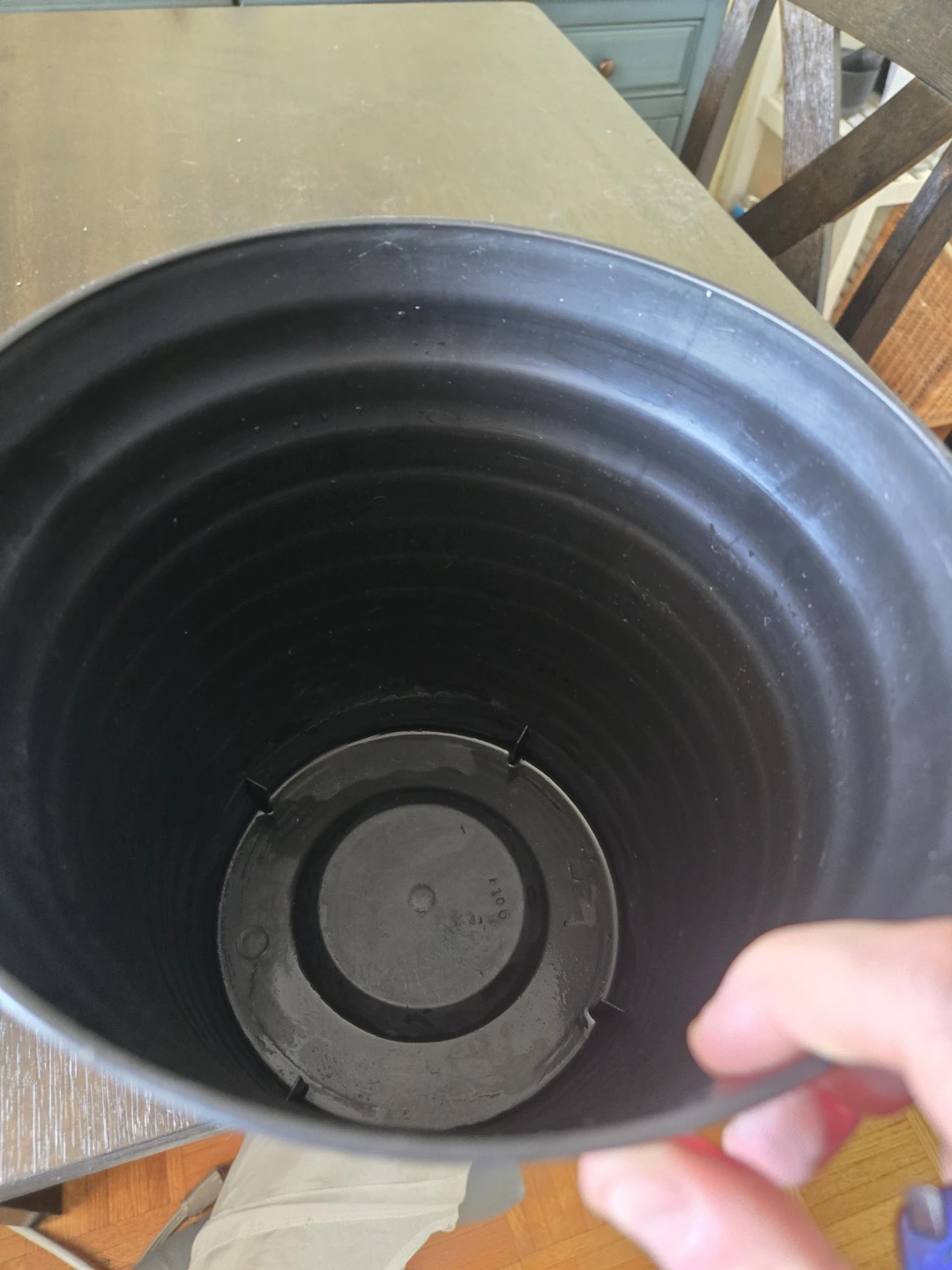 Black ribbed plastic planter pot - photo 2