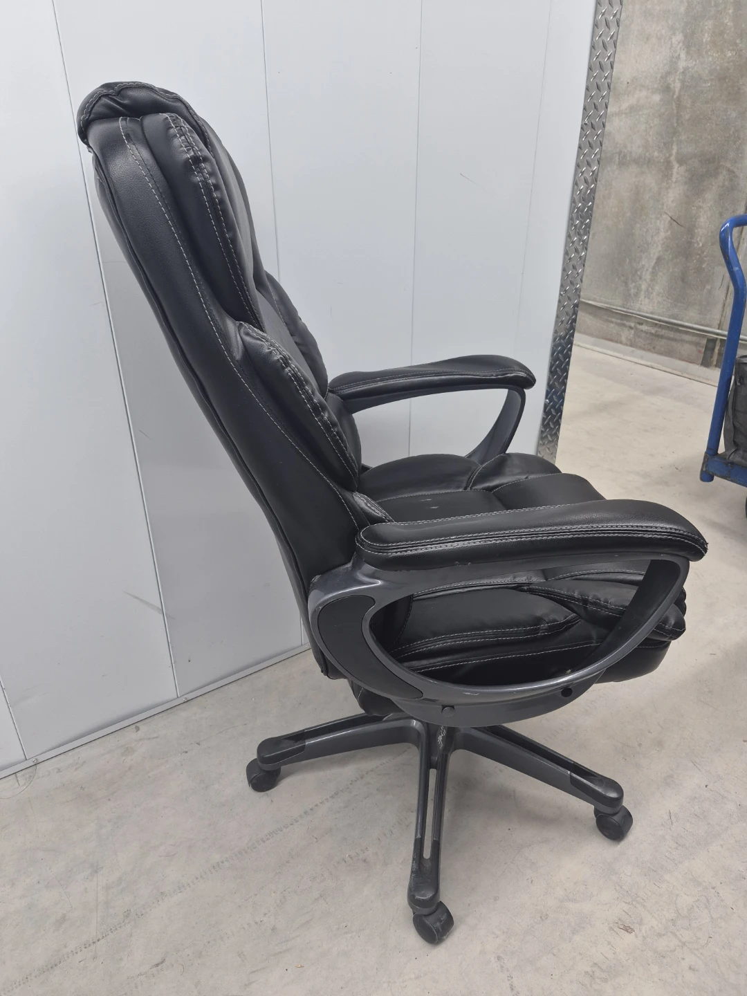 Black Faux Leather Executive Office Chair - photo 2