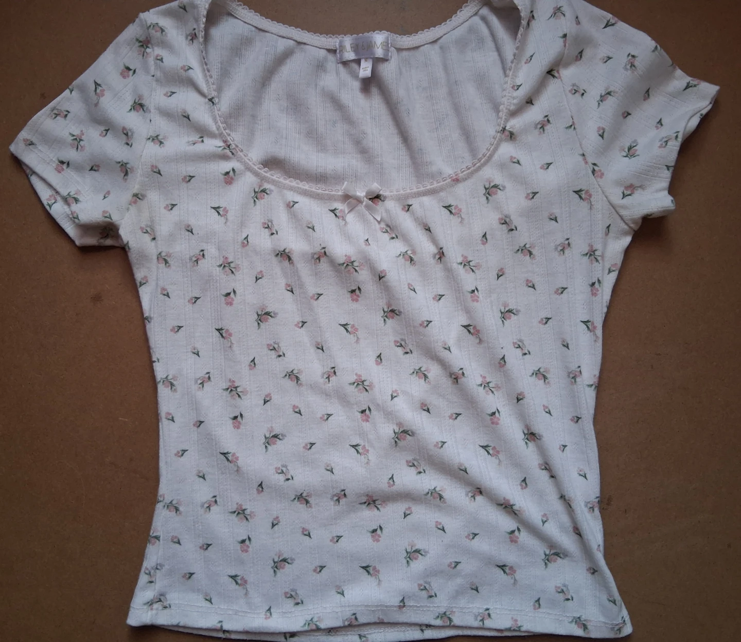 Junior shirts! Mostly all Medium - photo 2