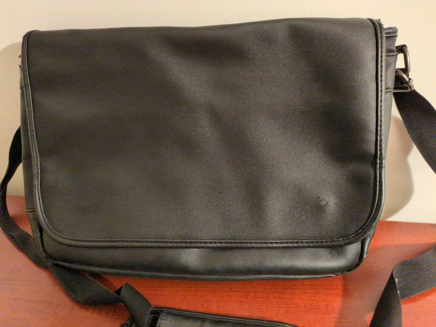 Bugatti Black Messenger Bag ⚽