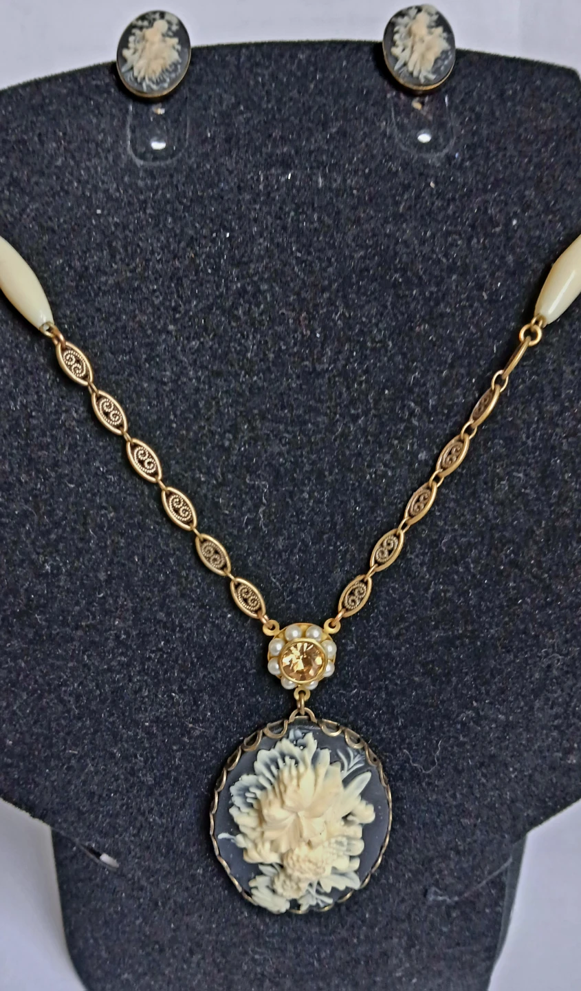 Cameo Necklace and Earrings Set - photo 2