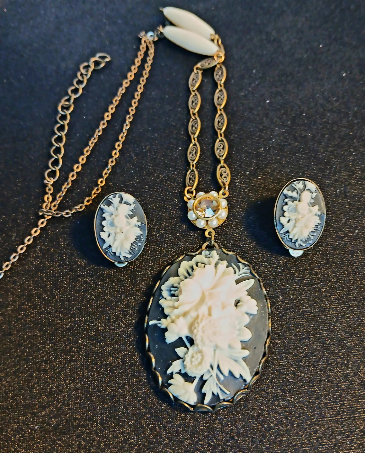 Cameo Necklace and Earrings Set - photo 4