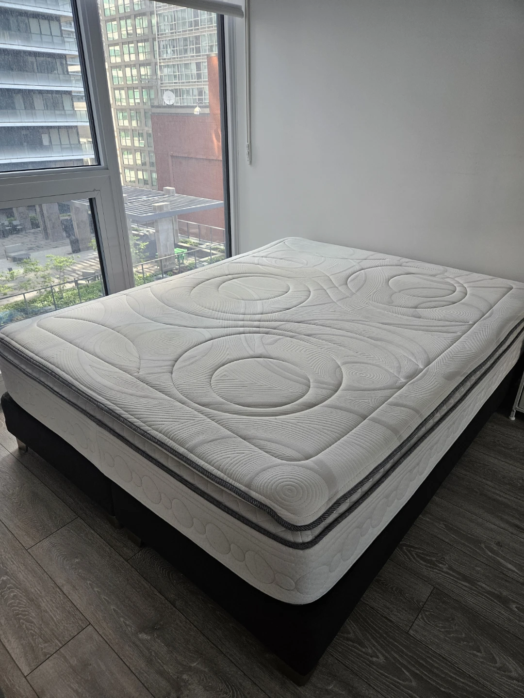 Queen bed with frame and mattress - photo 3