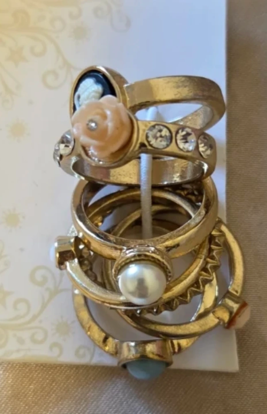 Set of 7 gold-tone rings with decorative stones and pearls - photo 2