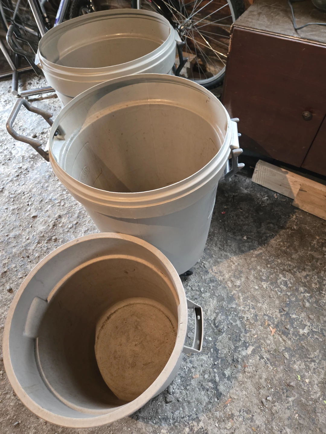 Rubbermaid Trash Cans with Wheels - photo 3