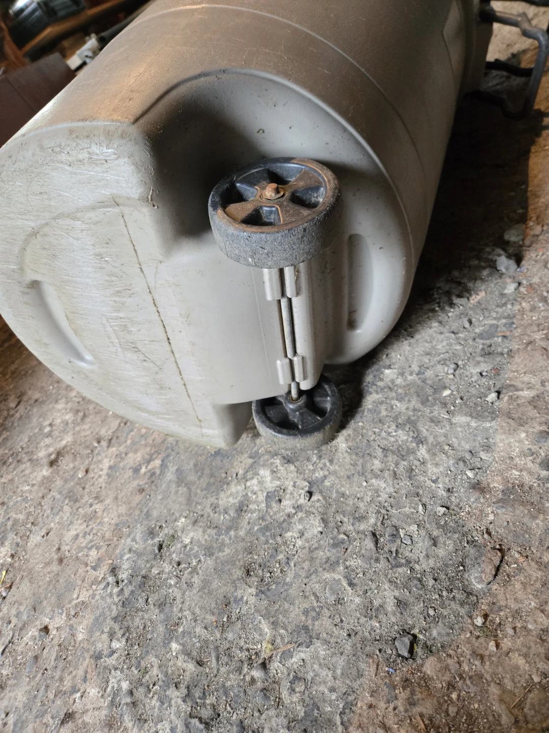 Rubbermaid Trash Cans with Wheels - photo 5
