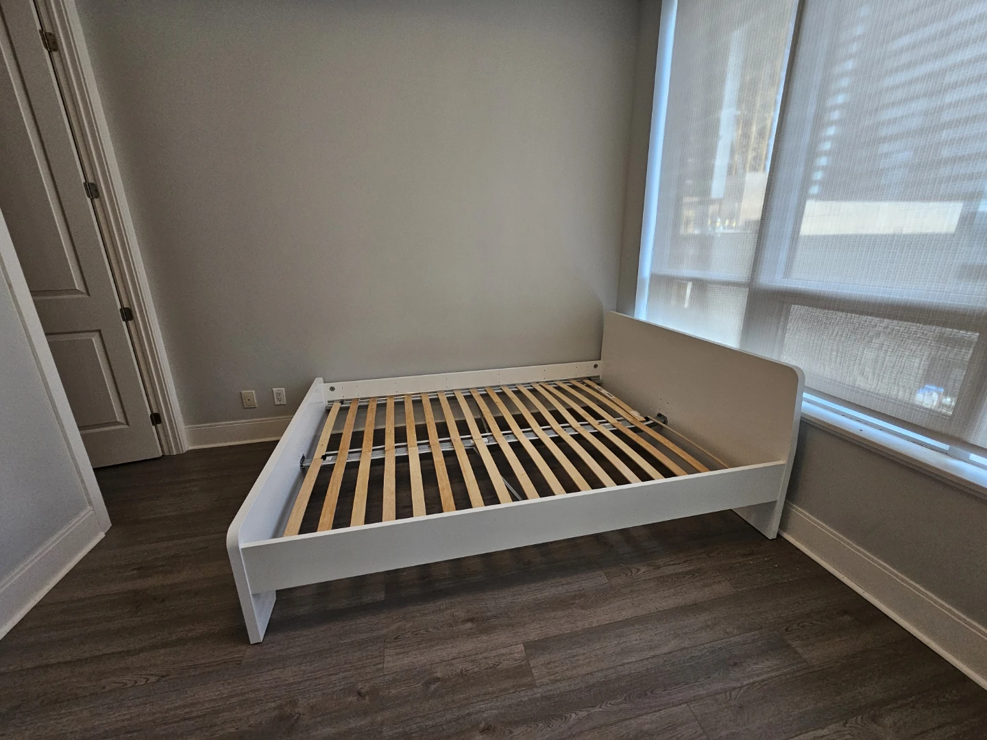 White bedframe queen size - photo 2