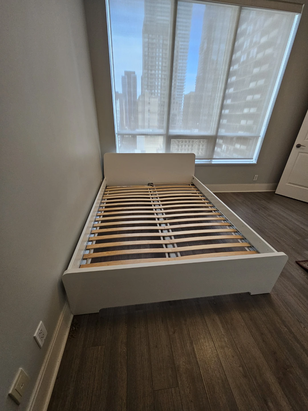 White bedframe queen size - photo 3