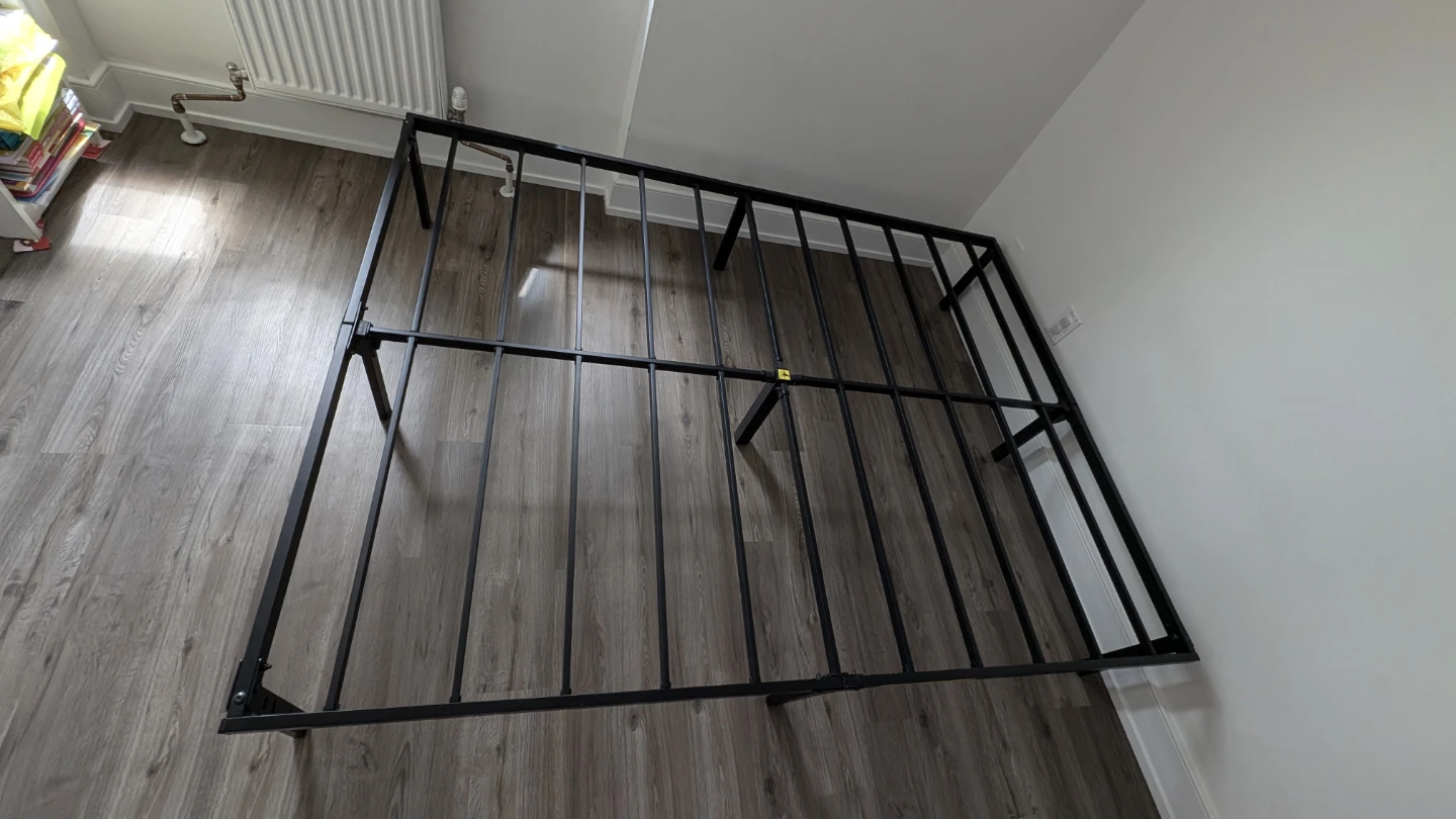 Metal queen Bed Frame - photo 2