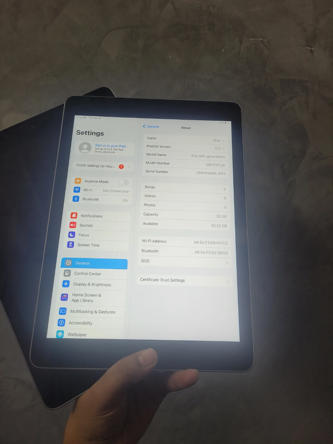 Apple iPad (6th Gen) 32GB Wi-Fi - photo 2