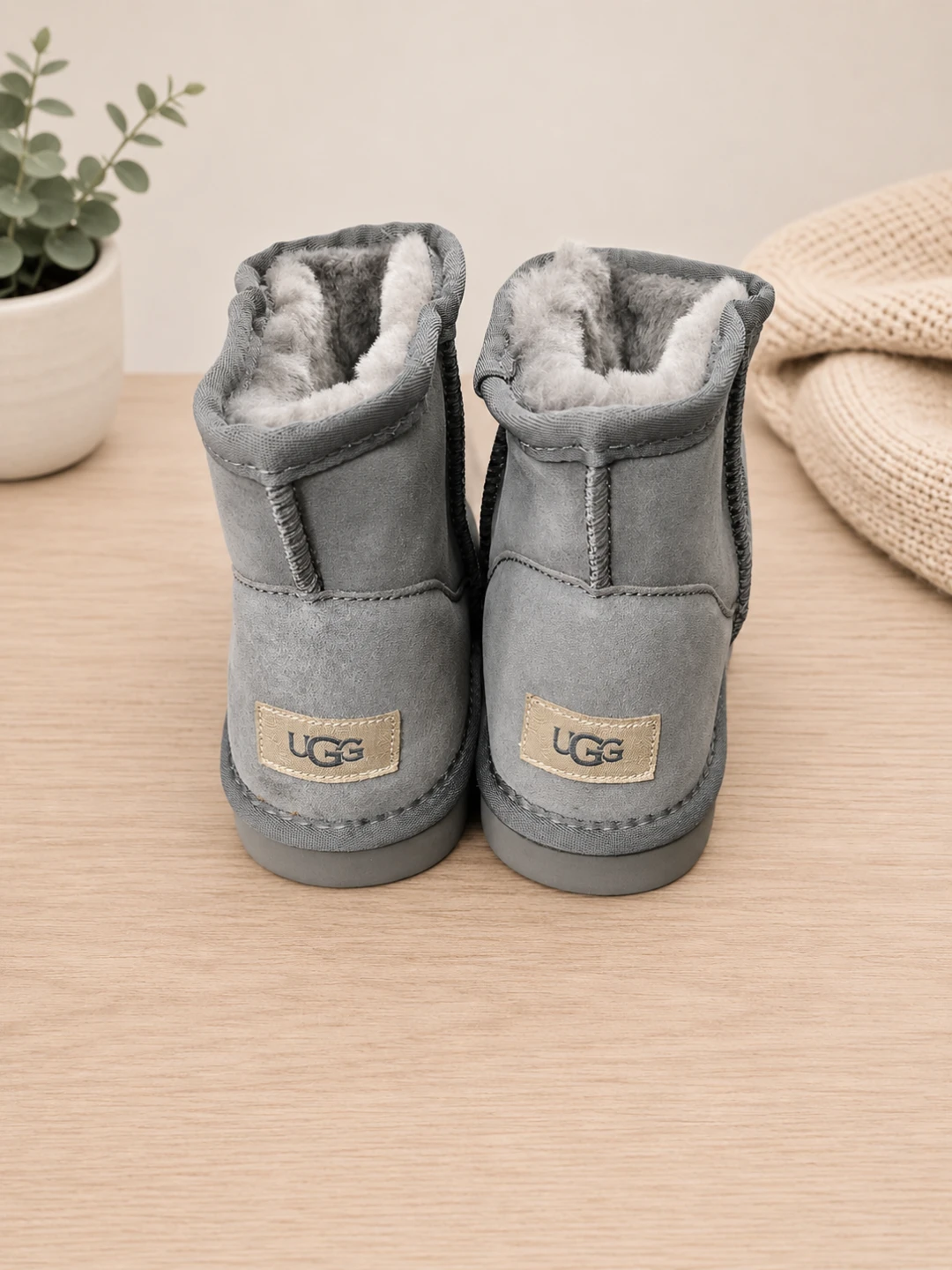 UGG Gray Suede Sheepskin Lined Boots - photo 3