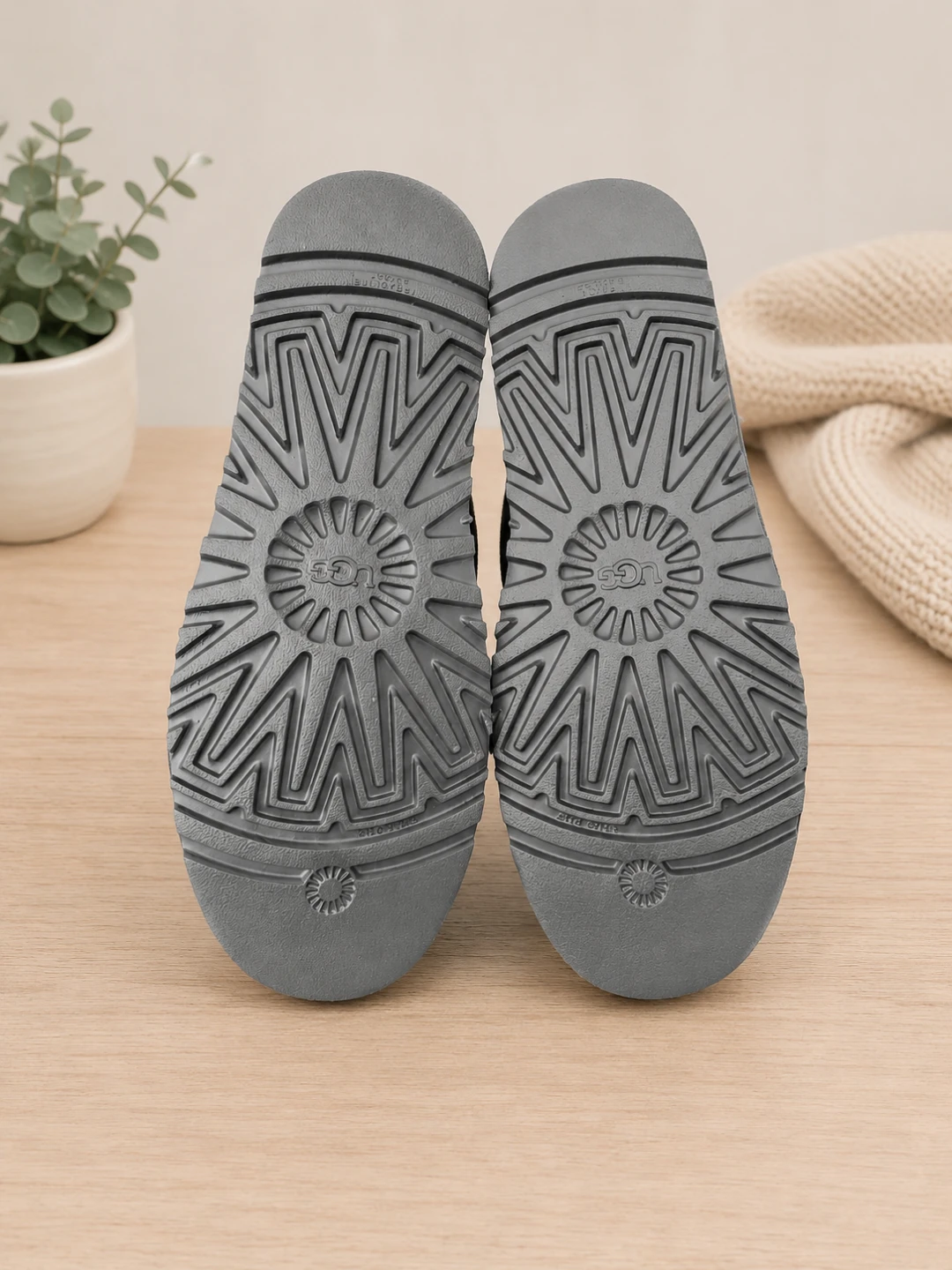 UGG Gray Suede Sheepskin Lined Boots - photo 4