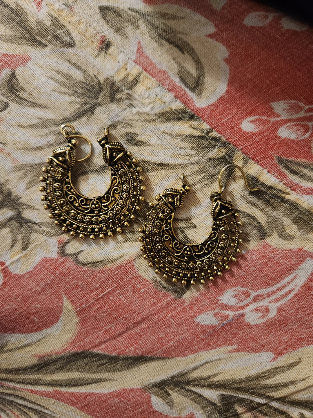 Gold-tone Hoop Earrings ⚽