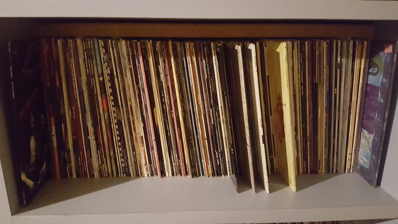 A collection of 450 vintage albums.
