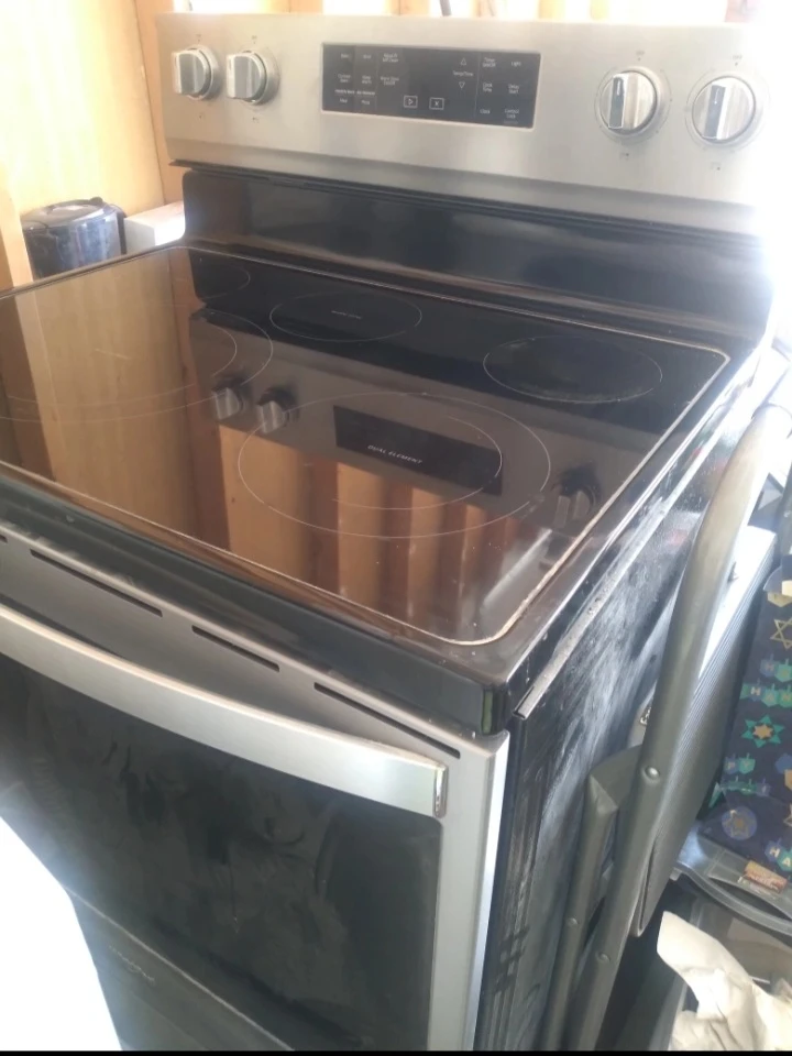 Whirlpool Electric Stove with Smooth Top - photo 4