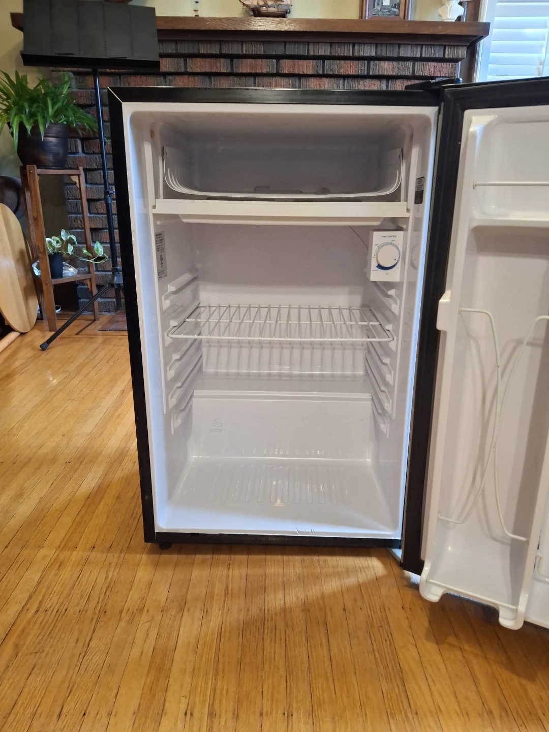 GE Mini Fridge GMR04 - photo 2