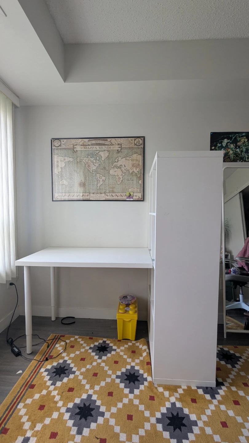White desk with shelves - photo 2