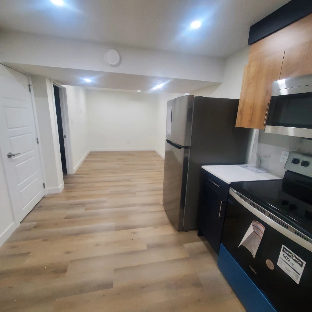 Modern Basement Suite with Private entrance and Bathroom