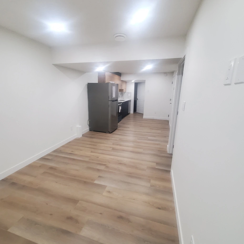 Modern Basement Suite with Private entrance and Bathroom - photo 2