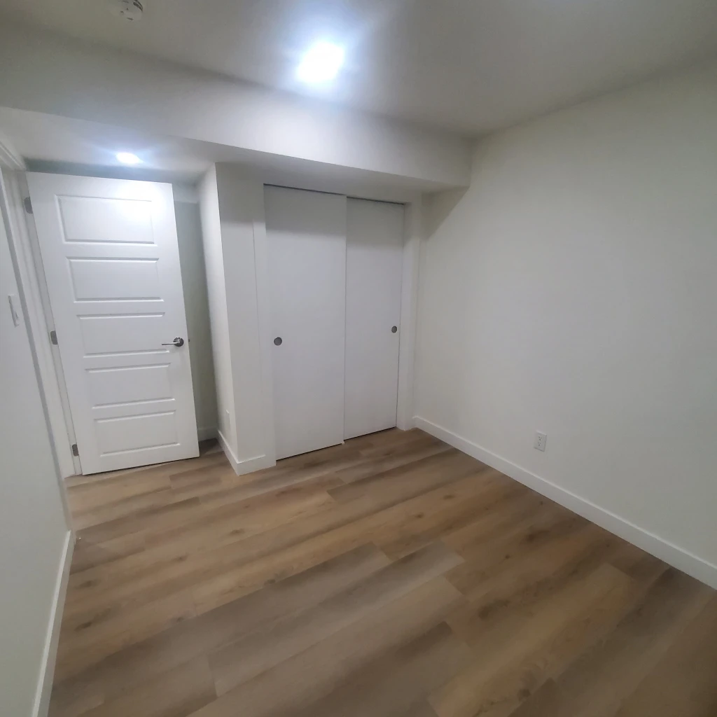 Modern Basement Suite with Private entrance and Bathroom - photo 4