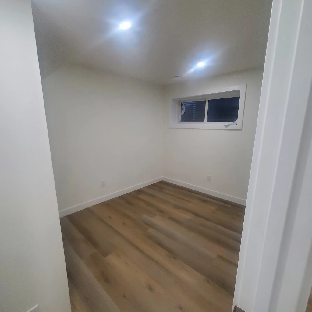 Modern Basement Suite with Private entrance and Bathroom - photo 5