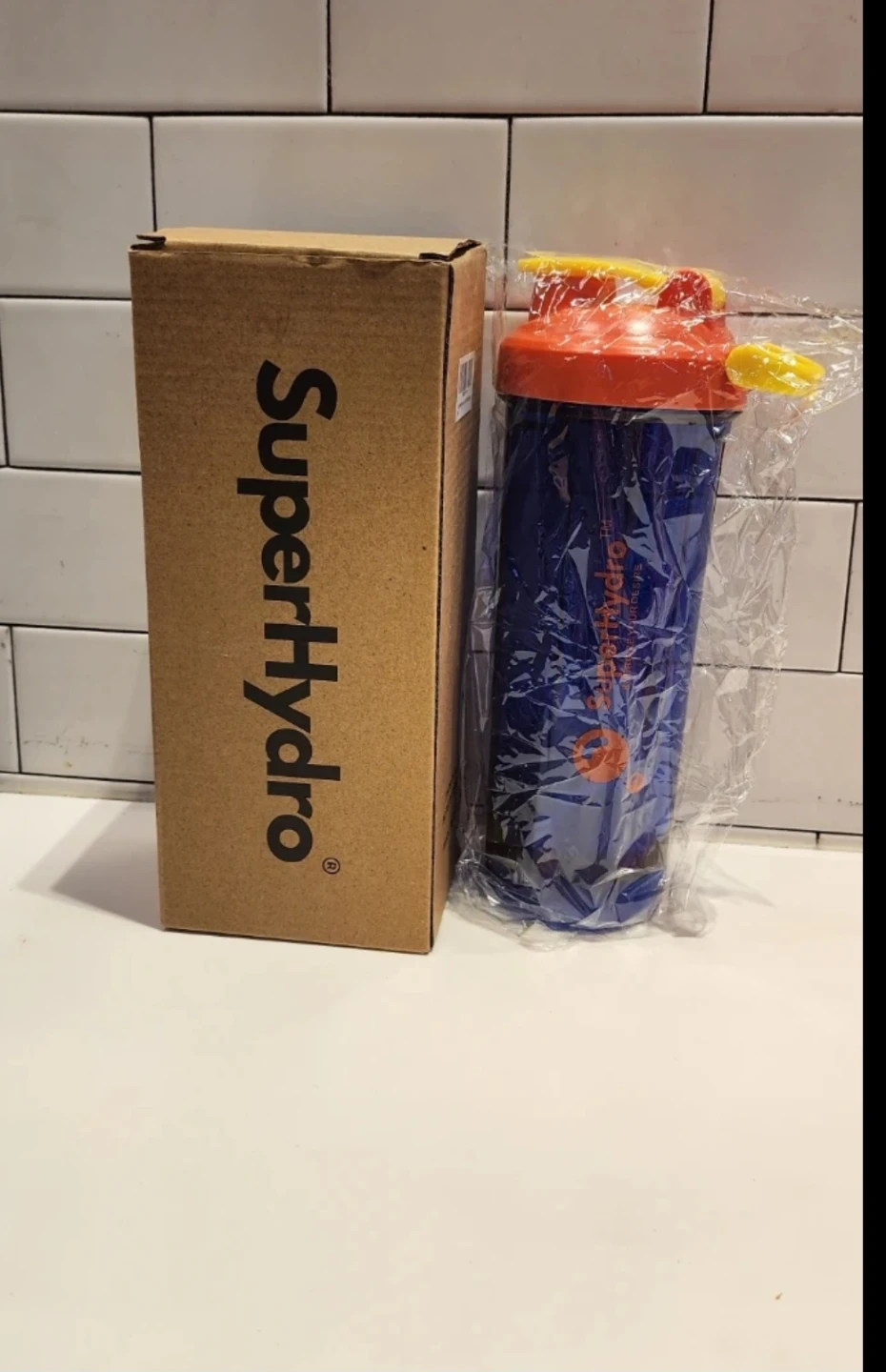 (1)SuperHydro Shaker Bottle with Box ⚽