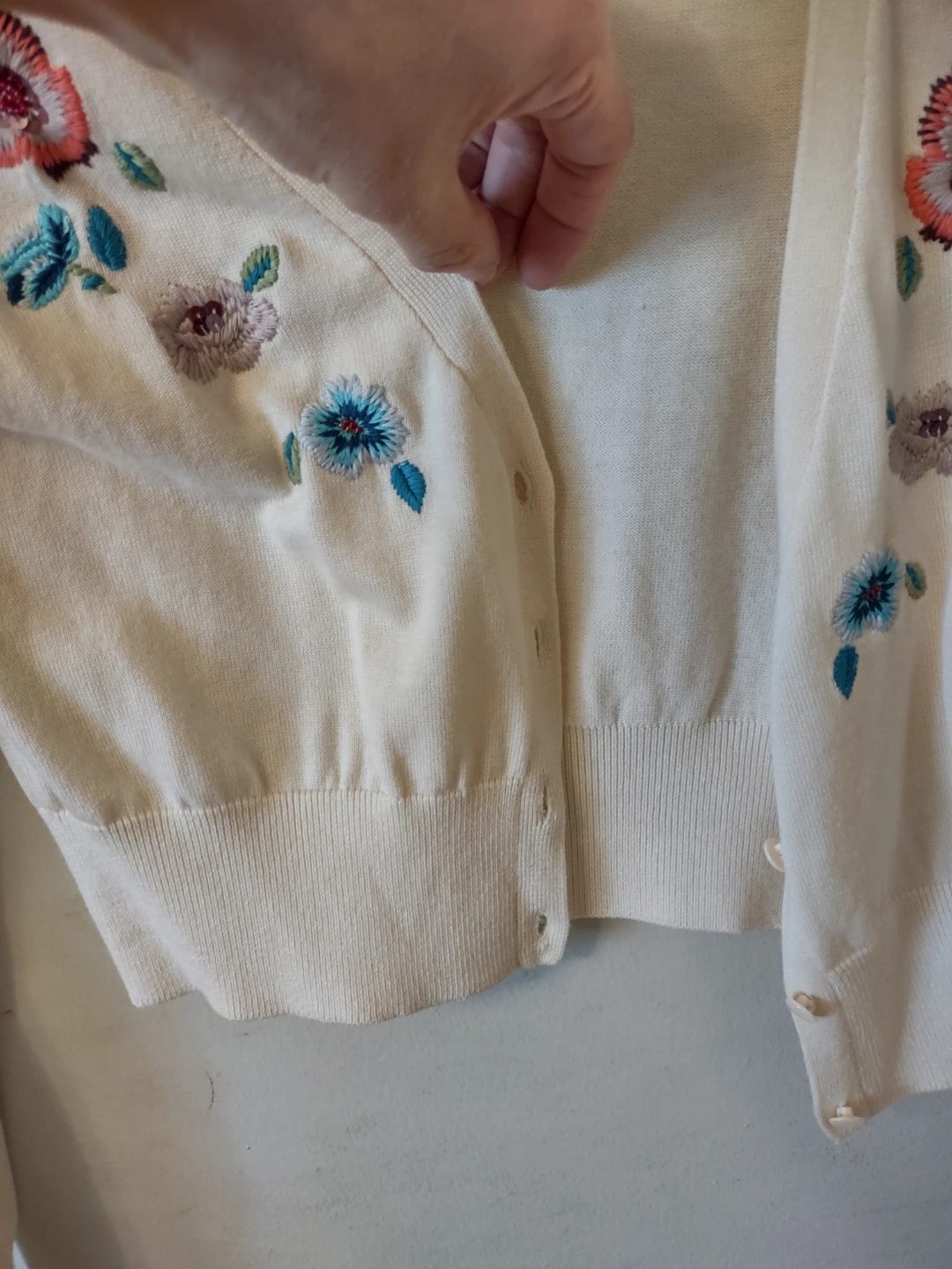 (new)Cream Cardigan with Embroidered Flowers XS & S - photo 2