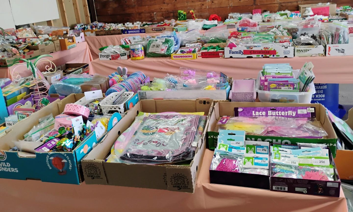 HUGE GARAGE SALE WITH LOTS OF CRAFTING SUPPLIES - photo 5