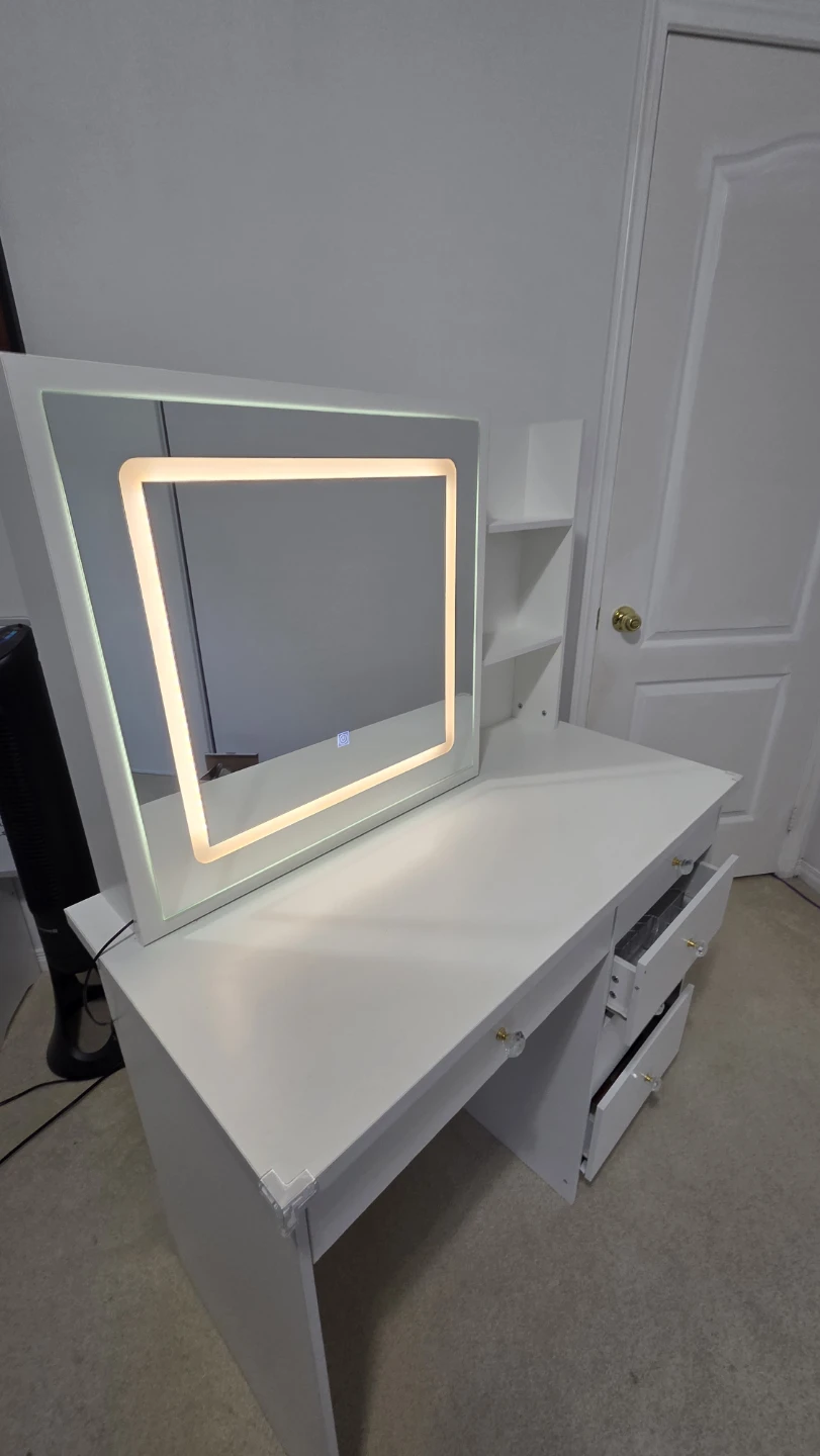 Like-New Vanity Set with Sliding Mirror & Lights – 5 Drawers - photo 3